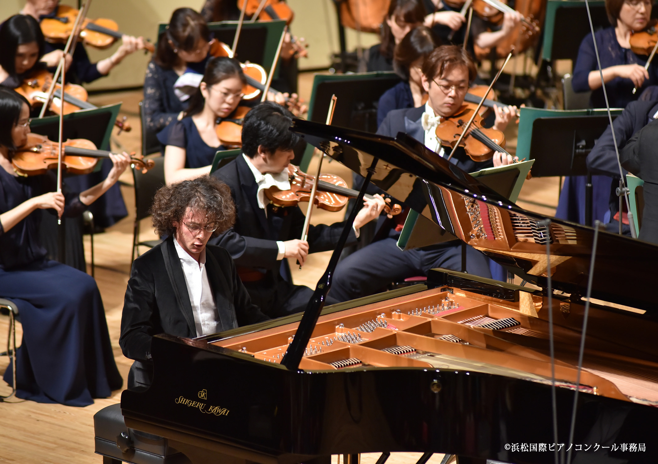 第10回浜松国際ピアノコンクールで演奏するジャン・チャクムルさん