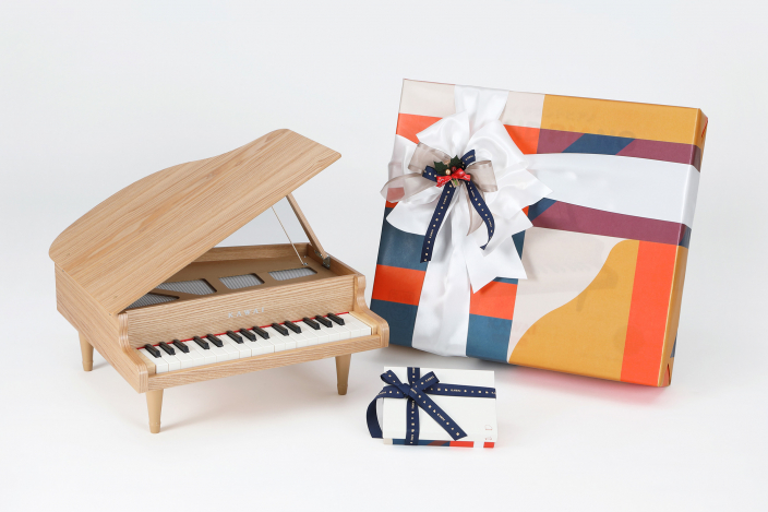 クリスマスプレゼントに「カワイ ミニピアノ」を</br>カワイミニピアノシリーズ『グランドピアノ ナチュラル 1144』を</br>本日より特別ラッピングでミニピアノ公式オンラインショップにて100台限定販売