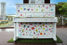 浜名湖花博2024 花のイラストのラッピングピアノを展示
