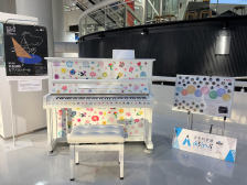 浜松科学館に花のイラストのラッピングピアノ展示開始・ホームコンサート開催のお知らせ
