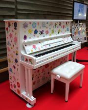 浜松市役所で花のイラストラッピングピアノ展示開始