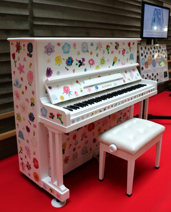 浜松市役所で花のイラストラッピングピアノ展示開始