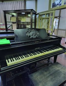 倉敷市歴史民俗資料館展示 昭和9年製グランドピアノ河合楽器製作所と 