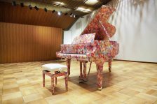 『ジェイミーのコンサート』に、世界で1台だけのアートラッピングピアノが登場