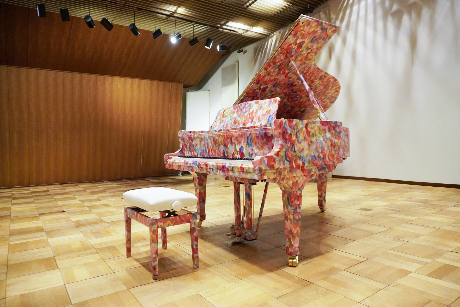 『ジェイミーのコンサート』に、世界で1台だけのアートラッピングピアノが登場